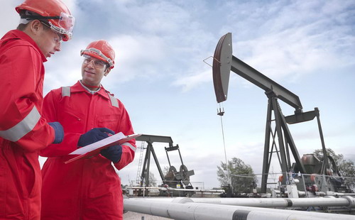 <span style="font-family: 'Times New Roman'; font-size: 14.6667px; font-style: normal; font-variant: normal; font-weight: normal; line-height: normal;">Đồng USD yếu và tình hình dư thừa nguồn cung dầu của thế giới dịu bớt đã giúp giá dầu trên các thị trường tăng mạnh -&nbsp;</span><span style="font-size: 14.6667px;">Ảnh: CNBC</span>