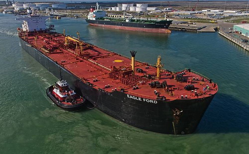 Tình hình kinh tế thế giới hiện tại vẫn có nhiều yếu tố không thuận lợi, khiến nhu cầu dầu ở mức thấp - Ảnh: WSJ.