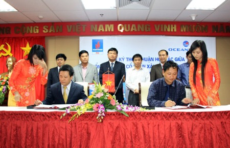 Ông Đinh La Thăng khi còn là Chủ tịch Petro Vietnam đã rất tự hào chứng kiến lễ ký hợp tác đầu tư dự án PVN Tower hai năm về trước.