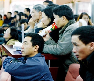 Nhà đầu tư ngắn hạn nên quan sát kỹ tỷ lệ lên giá của cổ phiếu so với VN-Index, những cổ phiếu đã lên giá nhiều có nguy cơ bị chốt lời. Trong khi nhà đầu tư dài hạn nên kiên nhẫn chơ đợi một sự điều chỉnh đáng kể - Ảnh: Việt Tuấn.