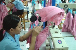 Nhiều doanh nghiệp dệt may của Việt Nam đã không dám nhận thêm đơn hàng vì "quá tải".