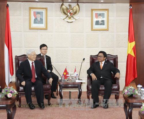 Tổng bí thư Nguyễn Phú Trọng hội kiến với Chủ tịch Hội đồng đại biểu 
địa phương Indonesia (tức Thượng viện) Oesman Sapta Odang, chiều 22/8 - Ảnh: TTXVN. 