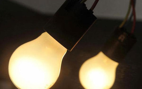 Một điều đặc biệt ở Điện Quang, là trong mọi giai đoạn lịch sử của 
đất nước, có lúc trào lưu đầu tư đa ngành nghề diễn ra mạnh mẽ, nhưng 
công ty này vẫn chỉ tập trung duy nhất vào ngành cốt lõi đó là sản xuất 
thiết bị chiếu sáng.