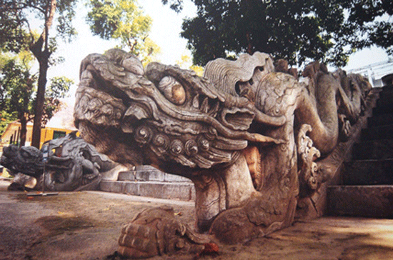Rồng đá trên thềm Điện Kính Thiên - trung tâm của Hoàng thành Thăng Long.