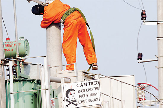 Hồi tháng 2/2010, khi tuyên bố tăng giá điện, Bộ Công Thương cũng đồng thời cho biết với mức tăng đó, sẽ làm giảm 0,34% GDP. Nay, thay vì tính toán nền kinh tế sẽ bị ảnh hưởng ra sao, chỉ thấy Tập đoàn điện lực Việt Nam tính toán sẽ tăng doanh thu bán điện sáu tháng cuối năm thêm 3.710 tỉ đồng - Ảnh: Việt Tuấn.