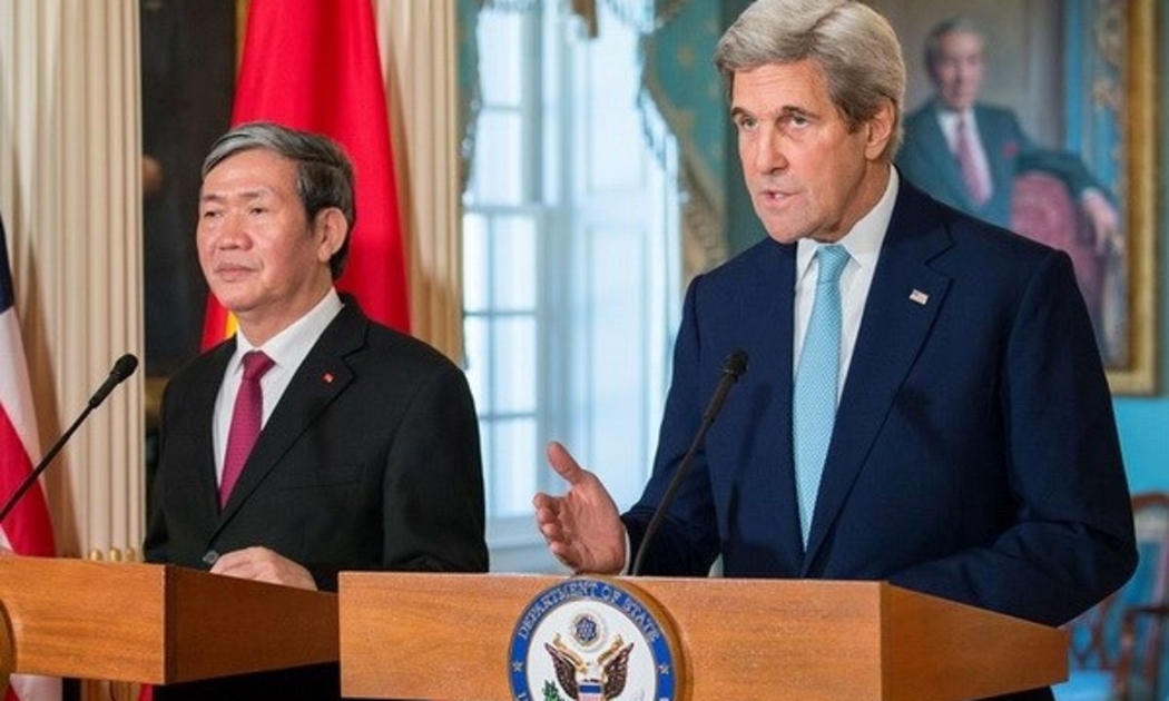 Thường trực Ban Bí thư Đinh Thế Huynh và Ngoại trưởng Mỹ John Kerry, sau cuộc hội đàm ngày 25/10.