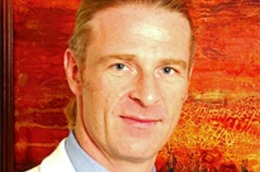 Ông Dominic Scriven.