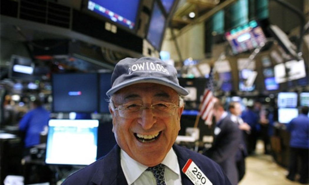 Niềm vui của nhà đầu tư ở Phố Wall khi Dow Jones vượt mốc 10.000 điểm - Ảnh: Reuters.