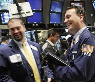 Trong vòng 1 tiếng, giới đầu tư đã tăng mạnh mua vào đẩy cả ba chỉ số tăng vọt lên trên 6% giá trị. Đây là phiên tăng điểm ấn tượng và bất ngờ nhất của chứng khoán Mỹ trong tháng 11 - Ảnh: AP.