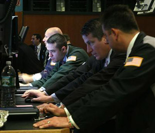 Diễn biến của thị trường chứng khoán Mỹ trong ngày 19/12 đã không như kỳ vọng khi ngành công nghiệp ôtô được giải cứu. Chỉ số S&P 500 và Nasdaq tăng điểm với biên độ không đáng kể, trong khi đó, chỉ số Dow Jones lại giảm điểm - Ảnh: Reuters