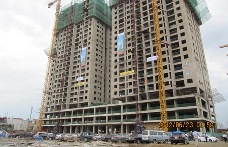 Phần lớn số ôtô đỗ trước dự án Dream Town này là của nhà đầu tư tại lễ mở bán cuối tuần qua.