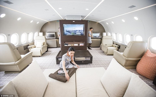 Đây là chiếc Boeing Dreamliner B787 có tải trọng 335 người được chuyển đổi thành chuyên cơ cá nhân dành cho 30 người. Để trải nghiệm trên chuyên cơ giá gần 300 triệu USD này, hành khách phải thuê cả máy bay với giá 20.000 bảng/giờ (hơn 25.000 USD/giờ) - Nguồn: Daily Mail.<br>