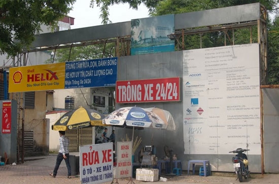 Bên ngoài dự án từng được quy hoạch thành khách sạn Novotel Hanoi on the Park tại 295 Lê Duẩn (Hà Nội).