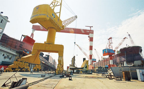 Sự đổ vỡ của Vinashin, Vinalines đã gây ra nhiều hệ lụy cho nền kinh tế đất nước - Ảnh: Quang Tuấn.<br>