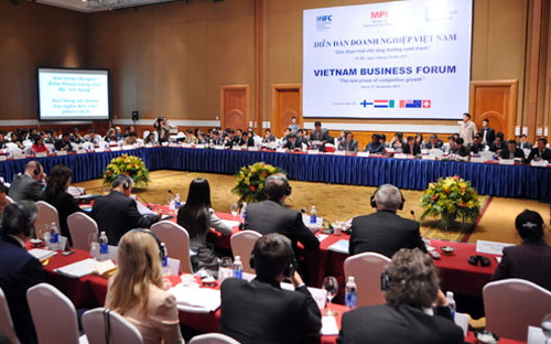 Diễn đàn Doanh nghiệp Việt Nam thường niên là một cơ chế đối thoại liên 
tục và chặt chẽ giữa Chính phủ Việt Nam với cộng đồng các doanh nghiệp 
cả trong nước lẫn quốc tế.