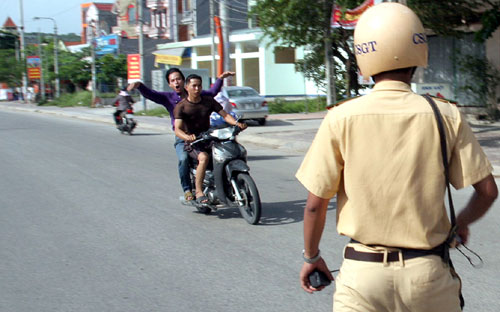 Theo Nghị định 71, sẽ phạt từ 25 triệu đồng đối với các trường hợp vi phạm không dừng xe hoặc chống đối người thi hành công vụ khi có hiệu lệnh - Ảnh minh họa.