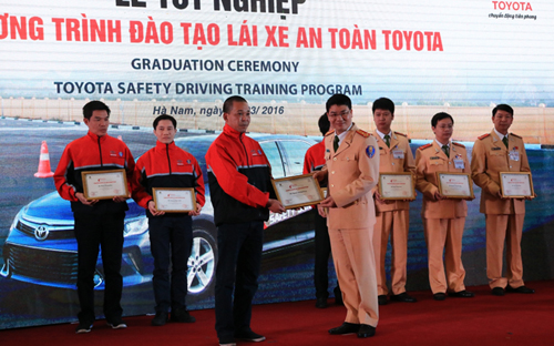 Thượng tá Đỗ Thanh Bình, Phó cục trưởng Cục Cảnh sát giao thông (Bộ Công an), trao chứng chỉ tốt nghiệp cho 8 giảng viên nòng cốt của chương trình.<br>