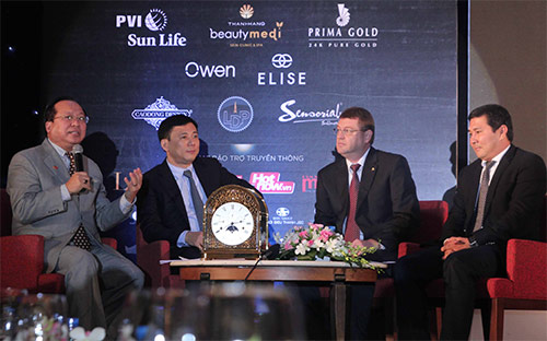 Các doanh nhân trao đổi, chia sẻ về những khó khăn và bài học trong thời kỳ khủng hoảng.<br>