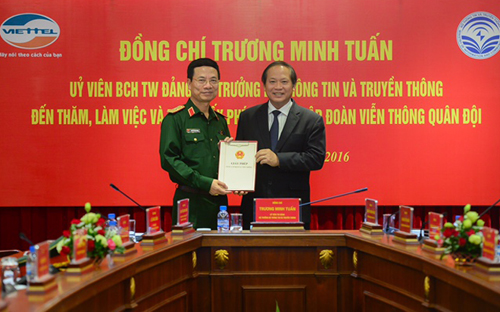 Thiếu tướng Nguyễn Mạnh Hùng, Tổng giám đốc Tập đoàn Viettel, nhận giấy phép cung cấp 4G từ Bộ trưởng Bộ Thông tin và Truyền thông Trương Minh Tuấn.