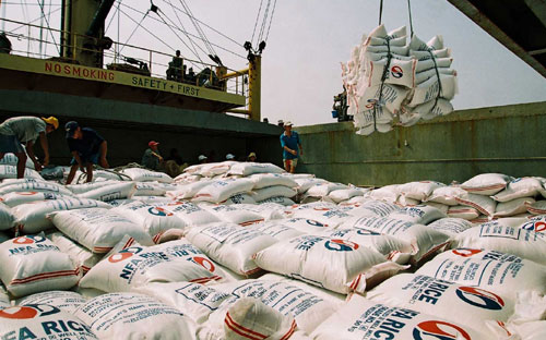 Theo nhóm nghiên cứu, cần có giải pháp nhằm khắc phục tình trạng đình đốn sản xuất của các doanh 
nghiệp như thực hiện chính sách miễn giảm thuế, phí…, hỗ trợ và thúc đẩy 
tiêu dùng nội địa. 