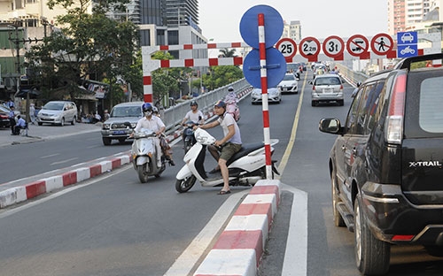 Bản dự thảo cũng điều chỉnh, bổ sung rất nhiều hành vi khác với mức phạt
 tăng cao, trong đó có những lỗi phổ biến như vượt đèn đỏ, sai làn 
đường, điều khiển phương tiện khi cơ thể có nồng độ cồn vượt mức quy 
định...