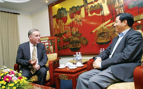 Ông John Priestley (trái) trao đổi với Thứ trưởng Bộ Kế hoạch và Đầu tư Đặng Huy Đông.<br>