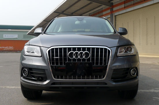 Đây là chiếc xe được Audi Việt Nam đưa về nước theo diện tạm nhập tái xuất nhằm phục vụ cho kỳ triển lãm Vietnam Motor Show 2012 diễn ra tại Hà Nội cuối tháng này - Ảnh: Đức Thọ.
