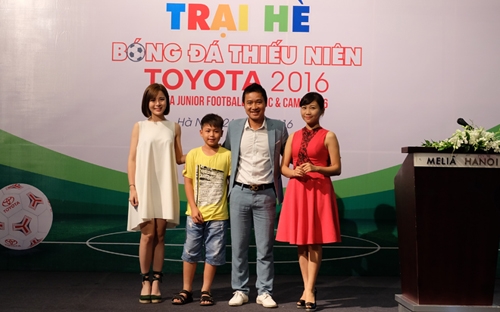 Huấn luyện viên Nguyễn Hồng Sơn và các thành viên tham gia chương trình truyền hình “Khi trái bóng lăn” lần đầu tiên được tổ chức.<br>