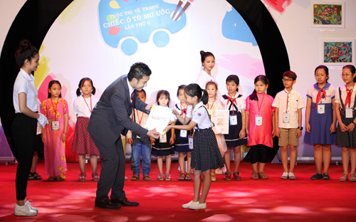Đại diện Toyota Việt Nam trao giải cho các em nhỏ đạt giải tại kỳ thi cấp quốc gia 2016.<br>