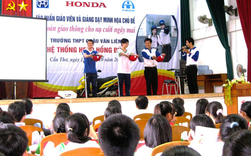 Xuyên suốt các chương trình đào tạo, các em đã được thảo luận về tình 
hình giao thông hiện nay, tầm quan trọng của việc tuân thủ luật giao 
thông, một số lỗi giao thông phổ biến ở lứa tuổi thanh thiếu niên và 
cách phòng tránh và một số kiến thức lái xe an toàn cơ bản khác để tham 
gia giao thông an toàn.