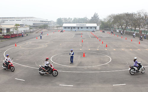 Các chương trình đào tạo lái xe an toàn do Honda Việt Nam và các Head tổ
 chức đã nhận được sự đánh giá cao không chỉ từ phía học viên, mà còn từ
 phía chính quyền địa phương với giáo trình đặc thù phù hợp với từng lứa
 tuổi, cách tiếp cận sinh động, các trò chơi, bài tập thực hành hấp dẫn...