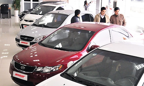 Ôtô thời trước bạ giảm: Bên rộn ràng, bên... túc tắc