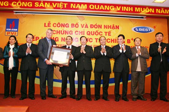 Đại diện A.M. Best trao chứng nhận xếp hạng tín nhiệm cho lãnh đạo PVI.