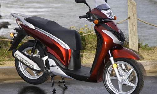 Hàng nghìn xe máy nhập khẩu bị nghi “lách” thuế