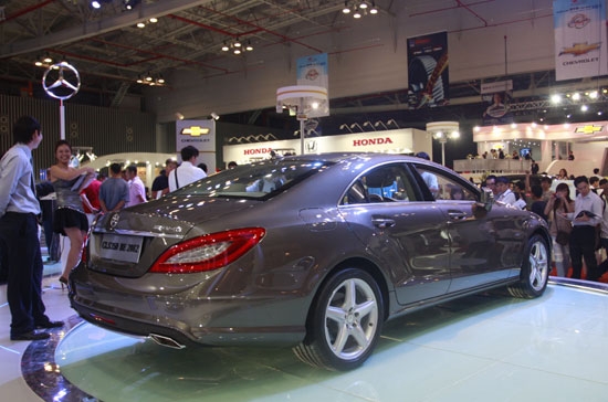 Việc điều chỉnh lệ phí trước bạ sẽ có tác động rất mạnh mẽ đến nhu cầu mua sắm của người tiêu dùng, qua đó tác động đáng kể đến thị trường và các doanh nghiệp sản xuất, phân phối ôtô - Ảnh: Đức Thọ.