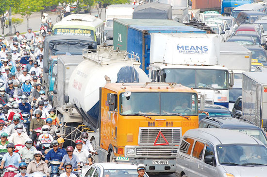 Theo tính toán của Bộ Giao thông Vận tải thì nếu hai loại phí này được thông qua và áp dụng thì riêng số tiền thu được từ ôtô dự kiến sẽ đạt khoảng hơn 15.239 tỷ đồng mỗi năm - Ảnh: SGGP.