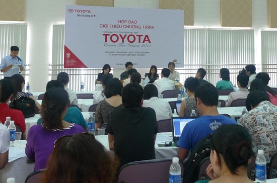 Lễ họp báo giới thiệu tour hòa nhạc xuyên Việt 2011.