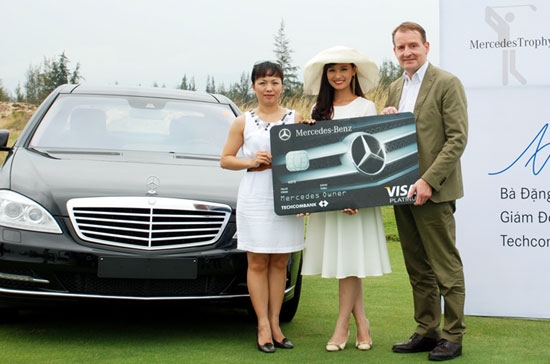 Mercedes-Benz và ngân hàng Techcombank đã chính thức cho ra mắt sản phẩm chung là thẻ tín dụng VISA hạng Platinum.