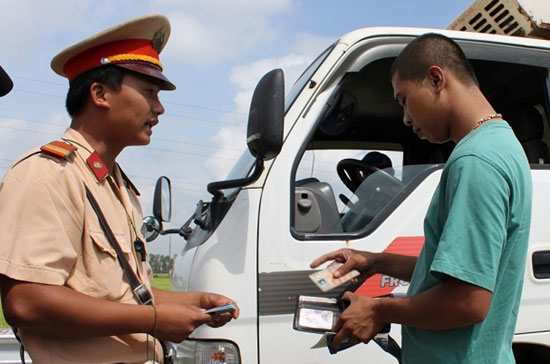 Rút gọn các thủ tục xử phạt vi phạm hành chính trong lĩnh vực đảm bảo trật tự an toàn giao thông là một yêu cầu đối với Bộ Công an và Bộ Tài chính.