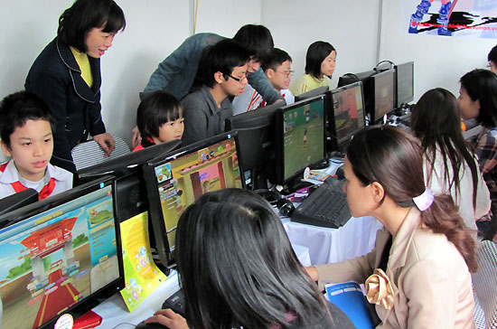 Các em học sinh Trường THPT chuyên Hà Nội - Amsterdam thử chơi game "Chinh phục vũ môn".