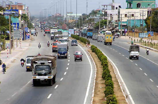 Nguồn thu từ môtô, xe máy tại địa phương nào bổ sung vào quỹ của địa phương đó, nguồn thu từ ôtô được phân chia cho quỹ trung ương và địa phương theo tỷ lệ lần lượt là 65% và 35%.