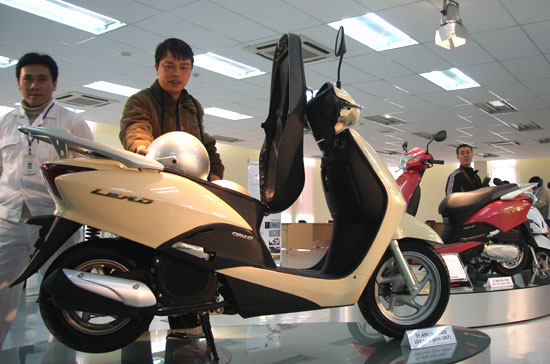Có thể coi đây là một động tác kích cầu mạnh tay của nhà sản xuất xe máy chiếm thị phần lớn nhất hiện na - Ảnh: Đức Thọ.