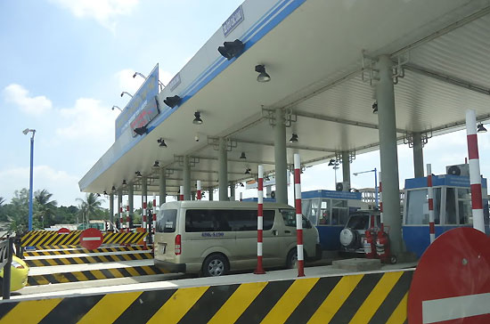 Khi triển khai hoạt động thu phí sử dụng đường bộ đối với ôtô tại hệ thống các trạm đăng kiểm, dự kiến sẽ loại bỏ tất cả các trạm thu phí cầu, đường do Nhà nước quản lý.