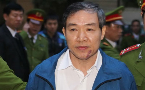 Dương Chí Dũng bị dẫn vào phòng xét xử.