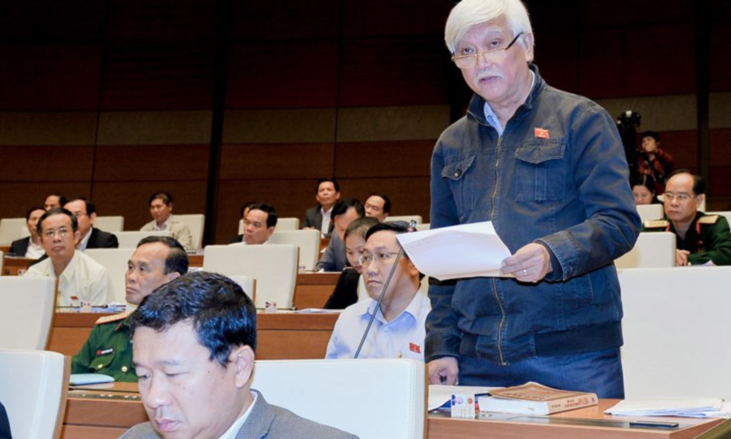 Đại biểu Dương Trung Quốc - người đã bốn nhiệm kỳ có số ghế tại nghị trường - phát biểu trước Quốc hội.