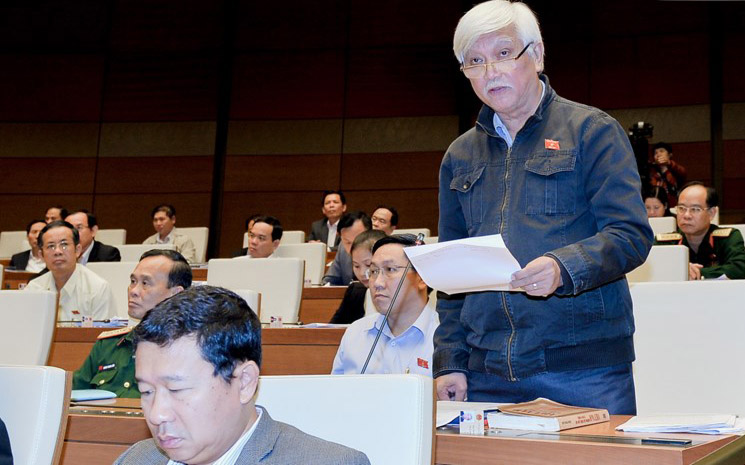 Đại biểu Dương Trung Quốc - người đã bốn nhiệm kỳ có số ghế tại nghị trường - phát biểu trước Quốc hội.<br>