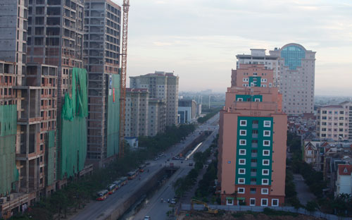 Theo kế hoạch, Chính phủ sẽ trình Quốc hội xem xét thông qua Nghị quyết 
sửa đổi, bổ sung một số điều của Nghị quyết số 19/2008/QH12 trong kỳ họp
 thứ sáu vào cuối năm 2013 và sẽ có hiệu lực thi hành ngay từ đầu năm 
2014 cho đến khi Luật Nhà ở (sửa đổi) được thông qua và có hiệu lực thi 
hành vào ngày 1/7/2015 - Ảnh: Việt Tuấn.<br>