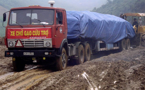 Vận chuyển gạo cứu trợ nhân dân khu vực Tây Nguyên - Ảnh: Cổng thông tin Bộ Tài chính.