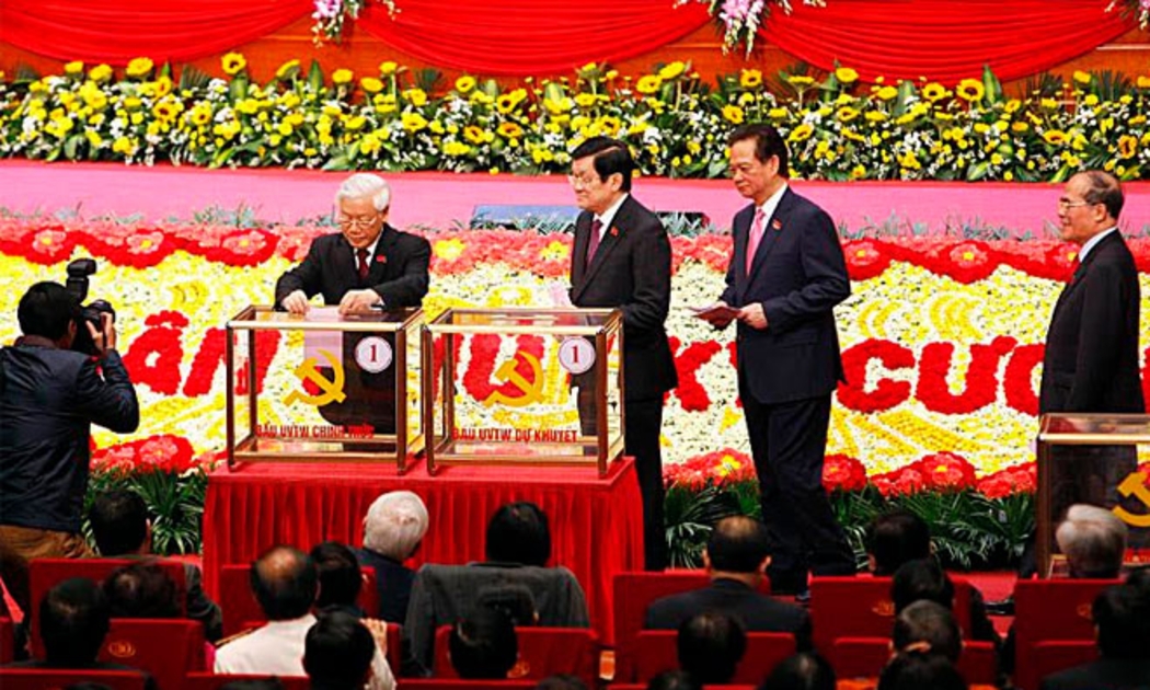 Tổng bí thư Nguyễn Phú Trọng bỏ phiếu trước. Tiếp đến là Chủ tịch nước Trương Tấn Sang,Thủ tướng Nguyễn Tấn Dũng và Chủ tịch Quốc hội Nguyễn Sinh Hùng - Ảnh: P.H.