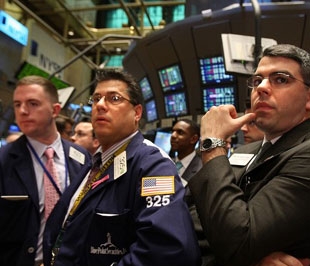 Nhà đầu tư đã không khỏi ngạc nhiên khi chỉ số Dow Jones và S&P 500 đang tăng 2,6% đã bất ngờ đảo chiều đi xuống trong ngày FED đưa ra quyết định hạ lãi suất cơ bản - Ảnh: Reuters. 